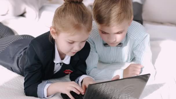 Los niños de la escuela primaria están estudiando en línea en casa durante la cuarentena — Vídeo de stock