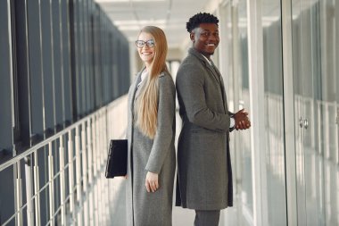 Ortağıyla bir ofiste çalışan bir iş adamı.