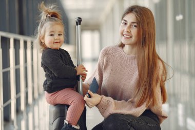 Anne ve kızı havaalanında.
