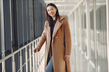 Havaalanında bavullu bir kadın var.