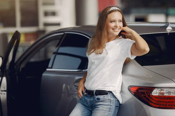 Elegant woman standing by the car — Stock Photo, Image