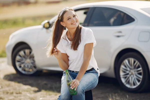 Elegant woman standing by the car — Stock Photo, Image