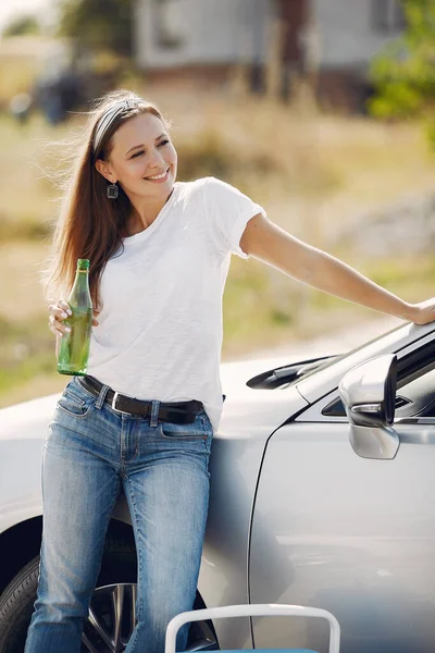 Elegant woman standing by the car — Stock Photo, Image