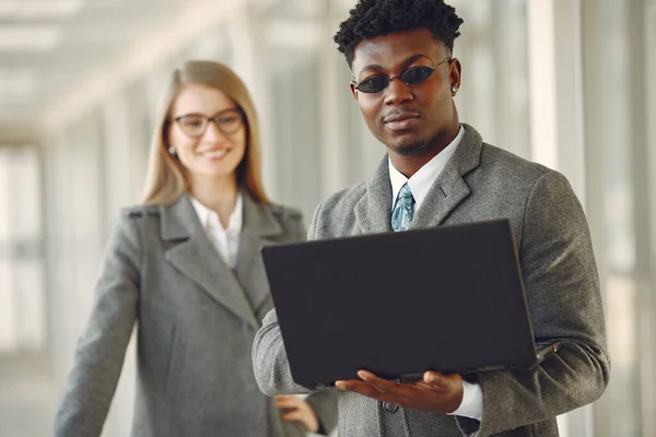 Affärsman med sin partner på ett kontor — Stockfoto