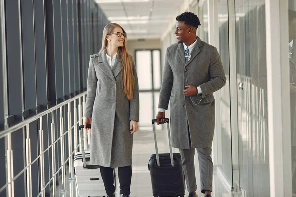 Elegante hombre negro en el aeropuerto con su socio de negocios —  Fotos de Stock
