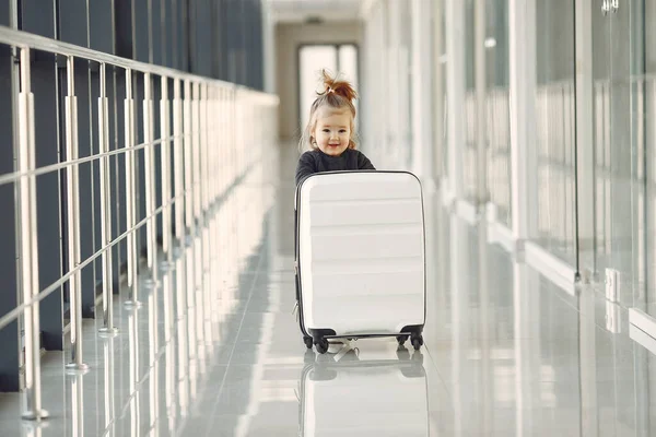 Niña con una maleta en el aeropuerto — Foto de Stock