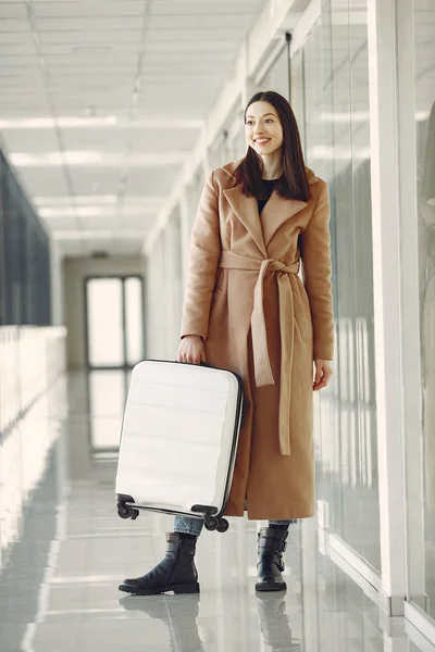 Woman with suitcase at the airport — Stock Photo, Image