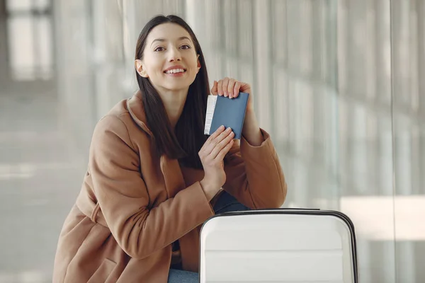 Frau mit Koffer am Flughafen — Stockfoto