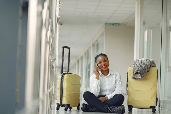 Black woman with suitcase at the airport — Stock Photo, Image