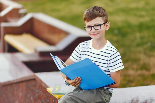 Schüler verbringen Zeit auf dem Schulhof — Stockfoto