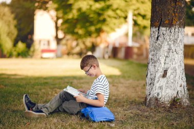Öğrenci okul bahçesinde vakit geçirir.