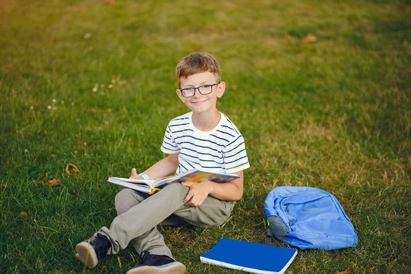 Les élèves passent du temps dans une cour d'école — Photo