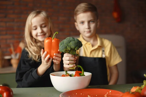 Los niños preparan salan en la cocina — Foto de Stock