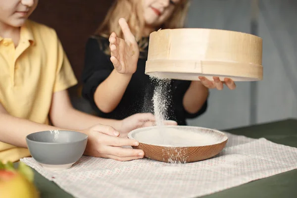 Діти грають з борошном на кухні — стокове фото
