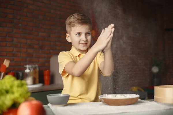 Kisfiú főzni a tésztát a cookie-k — Stock Fotó