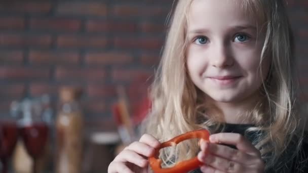 Pequeña niña está haciendo una ensalada de verduras frescas — Vídeo de stock