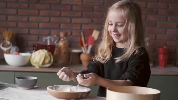 Junges Mädchen klatscht in der Küche in die Hände — Stockvideo