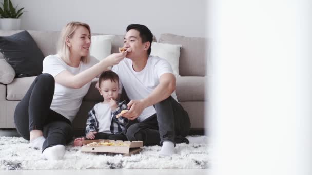 La famiglia sta mangiando cibo da asporto in soggiorno — Video Stock