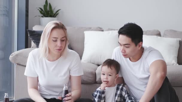 Rodina jí jídlo s sebou v obýváku — Stock video