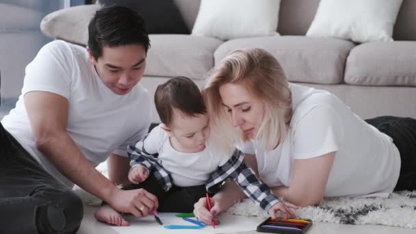 Küçük bir oğlu olan mutlu bir aile bir odada birlikte oynuyorlar. — Stok video