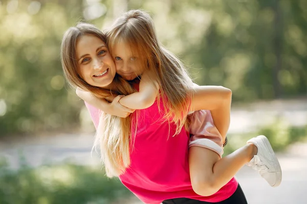 Madre con hija jugando en un parque de verano — Foto de Stock