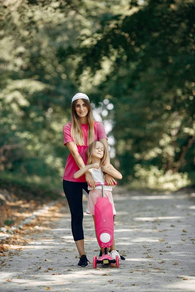 Mor med dotter leker i en sommarpark — Stockfoto