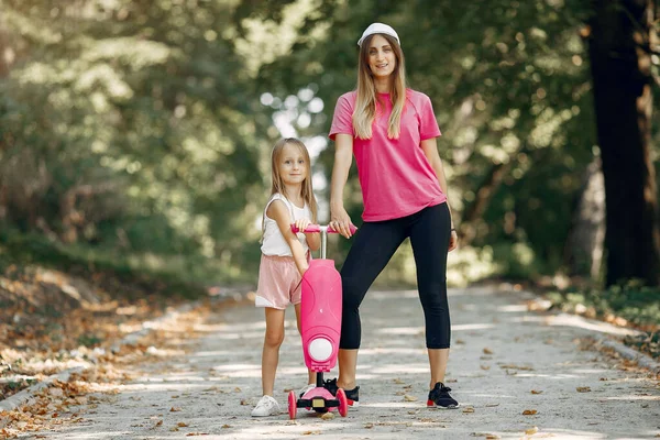 Madre con hija jugando en un parque de verano — Foto de Stock