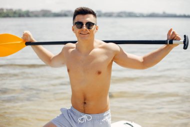 Yaz plajında sörfçü.