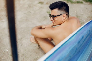 Yaz plajında sörfçü.