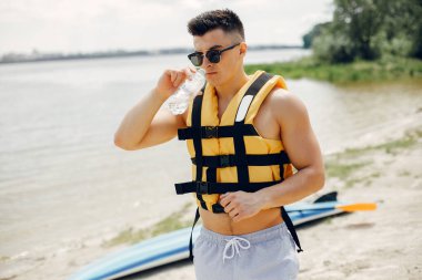 Yaz plajında sörfçü.