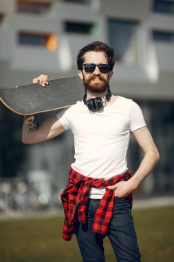 Bir yaz şehirde paten ile şık adam