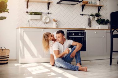 Güzel bir çift mutfakta vakit geçirir.