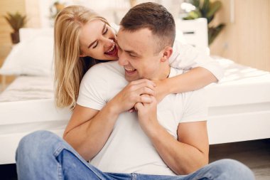 Güzel bir çift tuvalette vakit geçirir.