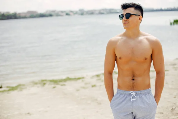 Hombre deportivo entrenando en una playa —  Fotos de Stock