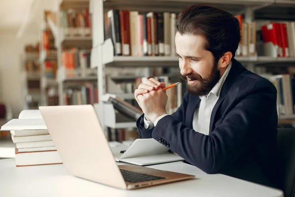 Belle étude de gars à la bibliothèque — Photo