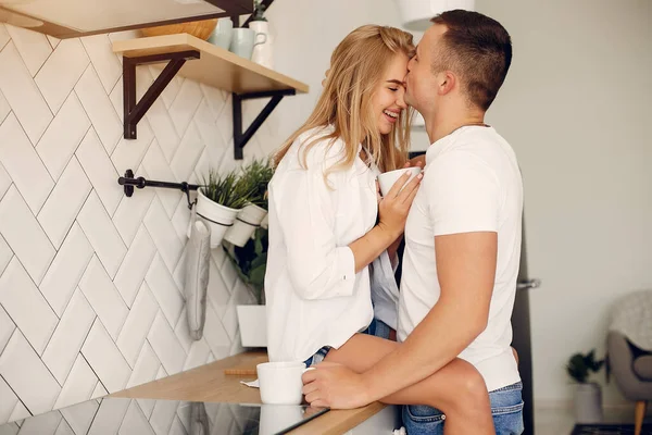 Schönes Paar verbringt Zeit in einer Küche — Stockfoto