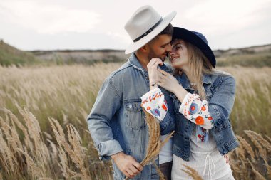 Buğday tarlasında çok güzel bir çift.