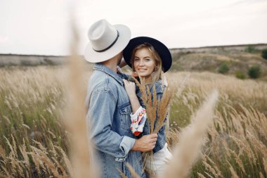 Buğday tarlasında çok güzel bir çift.