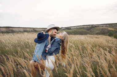 Buğday tarlasında çok güzel bir çift.