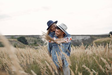 Buğday tarlasında çok güzel bir çift.