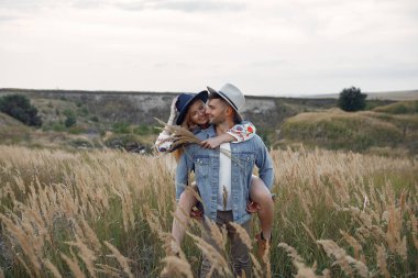 Buğday tarlasında çok güzel bir çift.
