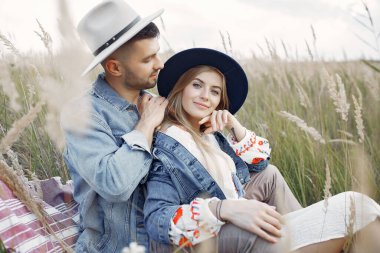 Buğday tarlasında çok güzel bir çift.