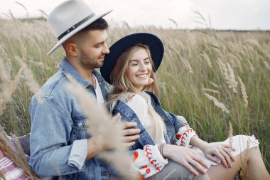 Buğday tarlasında çok güzel bir çift.