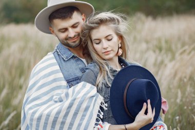 Buğday tarlasında çok güzel bir çift.