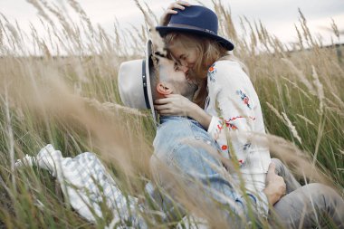 Buğday tarlasında çok güzel bir çift.