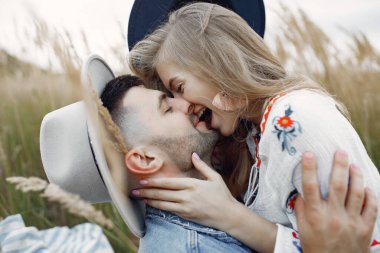 Buğday tarlasında çok güzel bir çift.