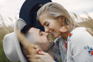 Buğday tarlasında çok güzel bir çift.