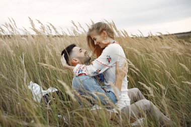 Buğday tarlasında çok güzel bir çift.