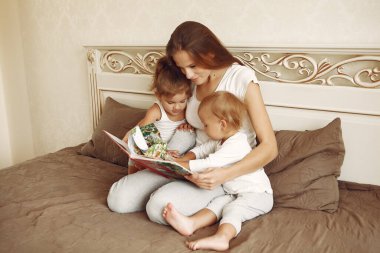 Güzel bir aile tuvalette vakit geçirir.