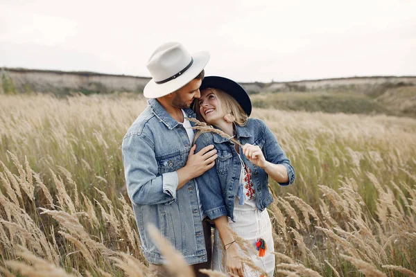 Muy hermosa pareja en un campo de trigo — Foto de Stock